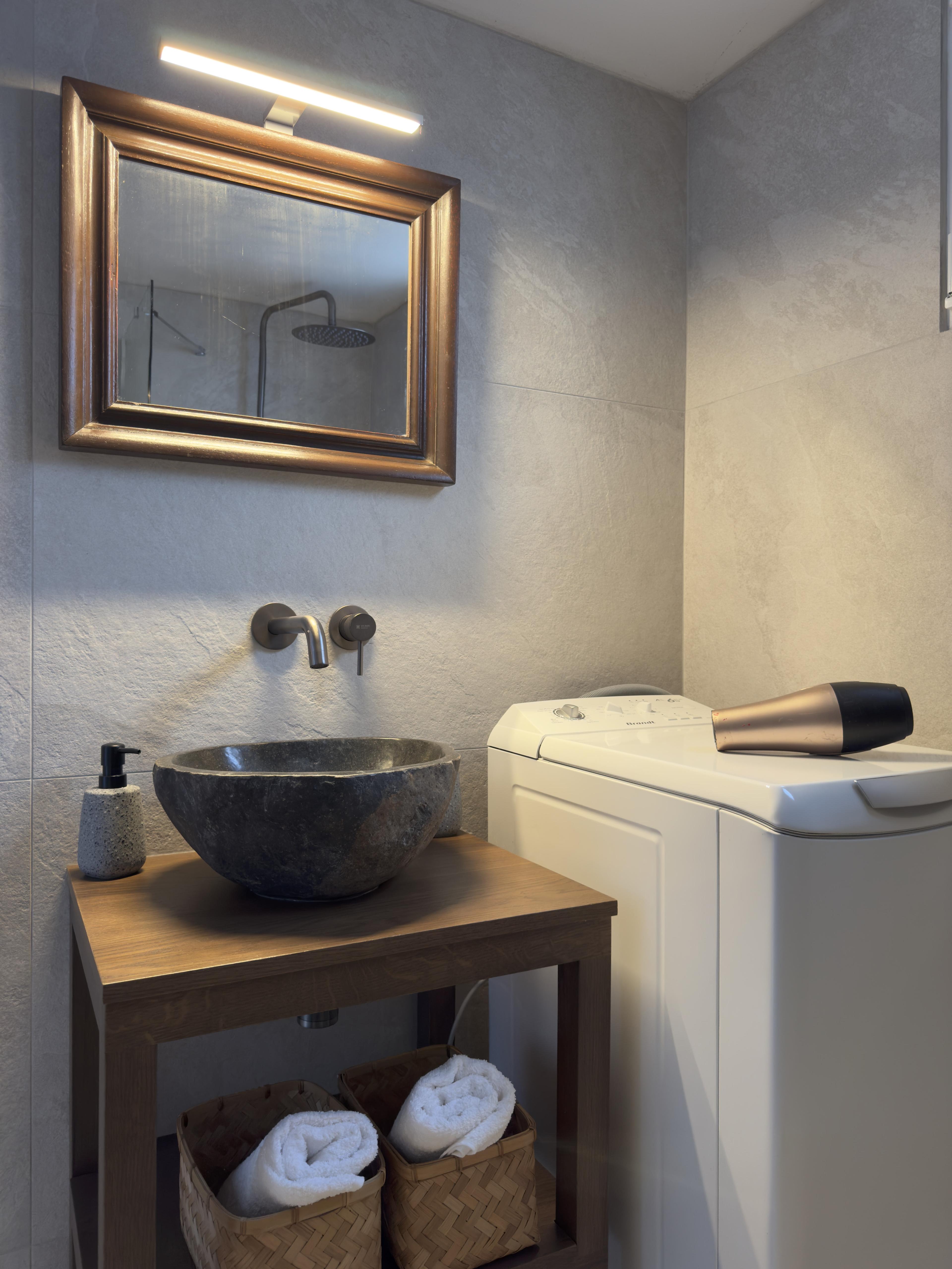 Bathroom 4 — Yiayia's Place Folegandros