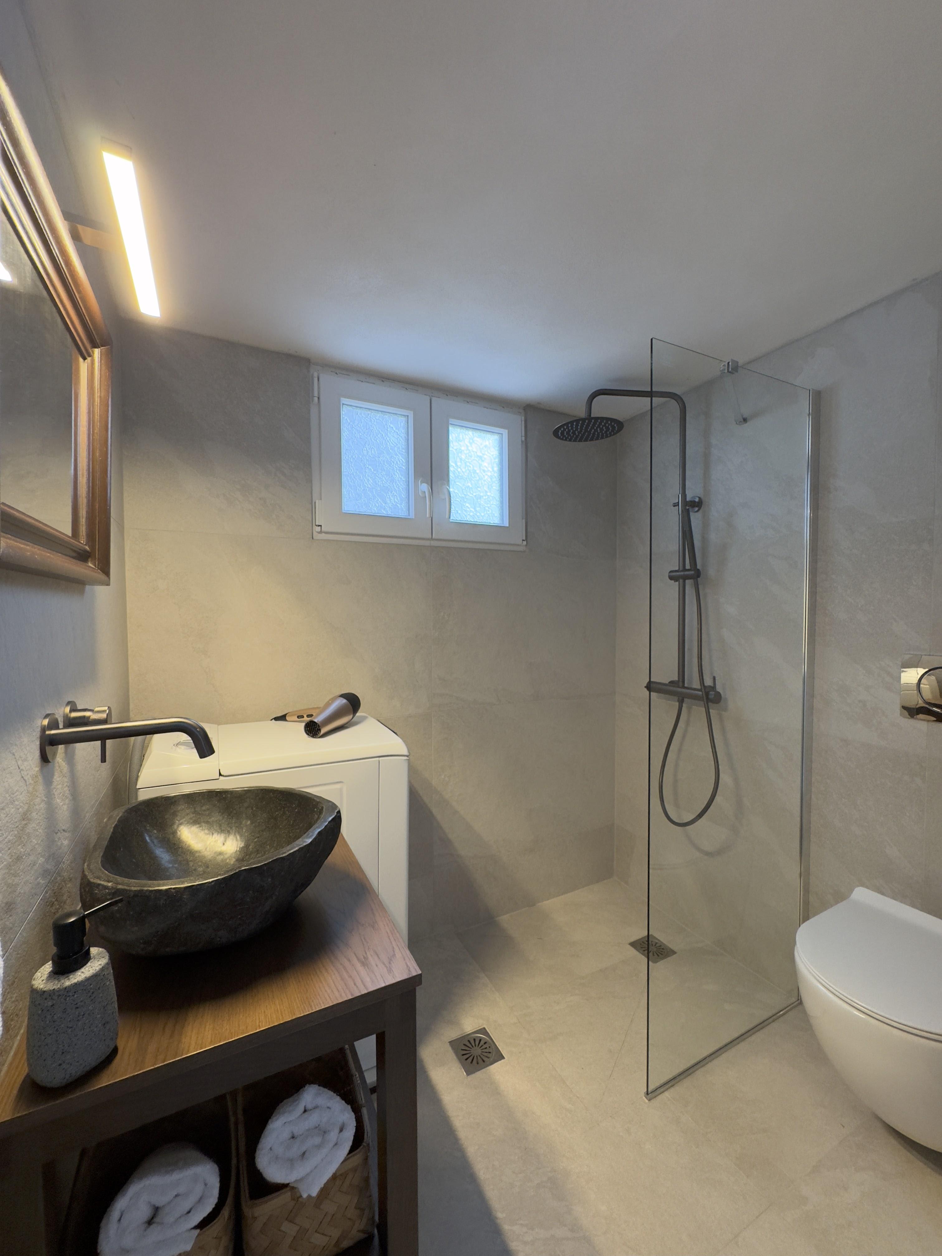 Bathroom 5 — Yiayia's Place Folegandros