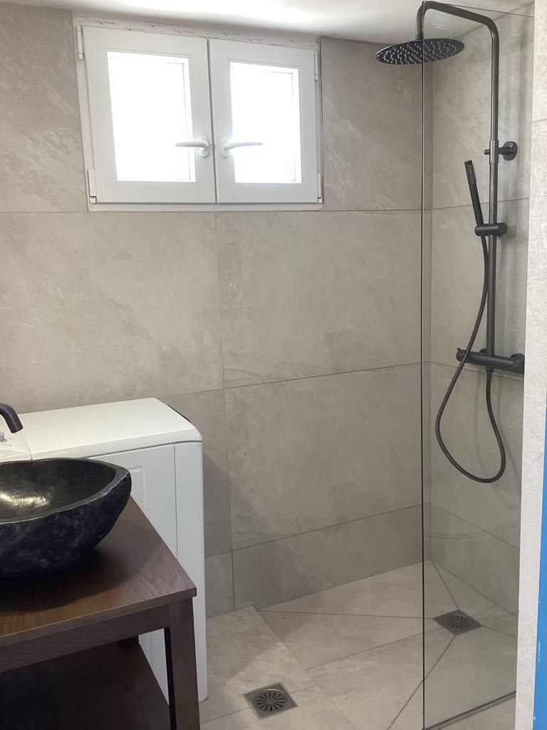 Bathroom 8 — Yiayia's Place Folegandros